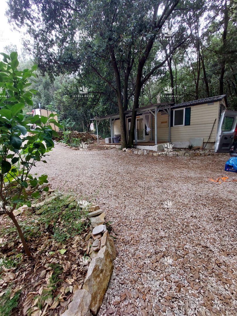 Dve urejeni parceli z mobilnimi hišicami – 30 sekund od plaže – vrhunska naložba v Istri